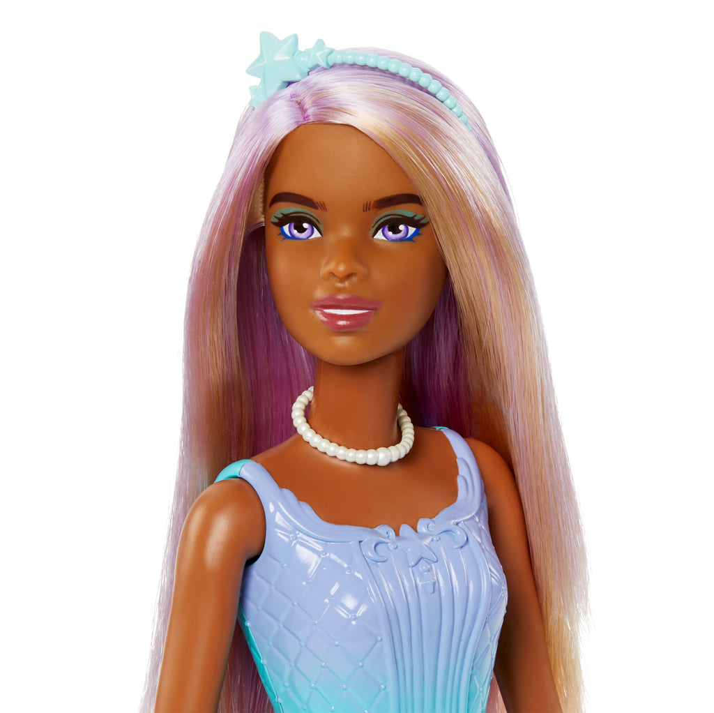 Mor saçı, kelebek baskılı pembe eteği ve aksesuarlarıyla Barbie Masal Dünyası bebeği