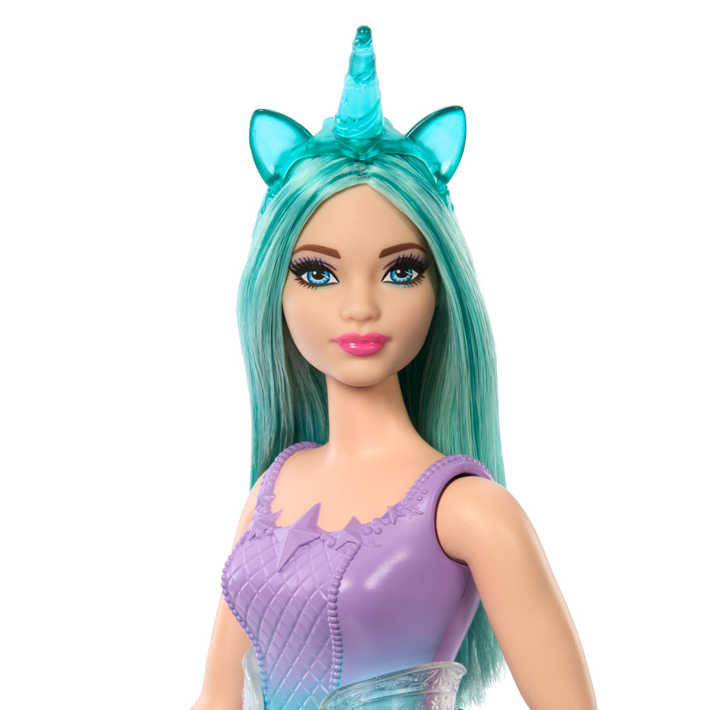 Renkli saçları, renkli kıyafetleri ve tek boynuzlu at temalı aksesuarları ile Barbie Tek Boynuzlu At Bebekler