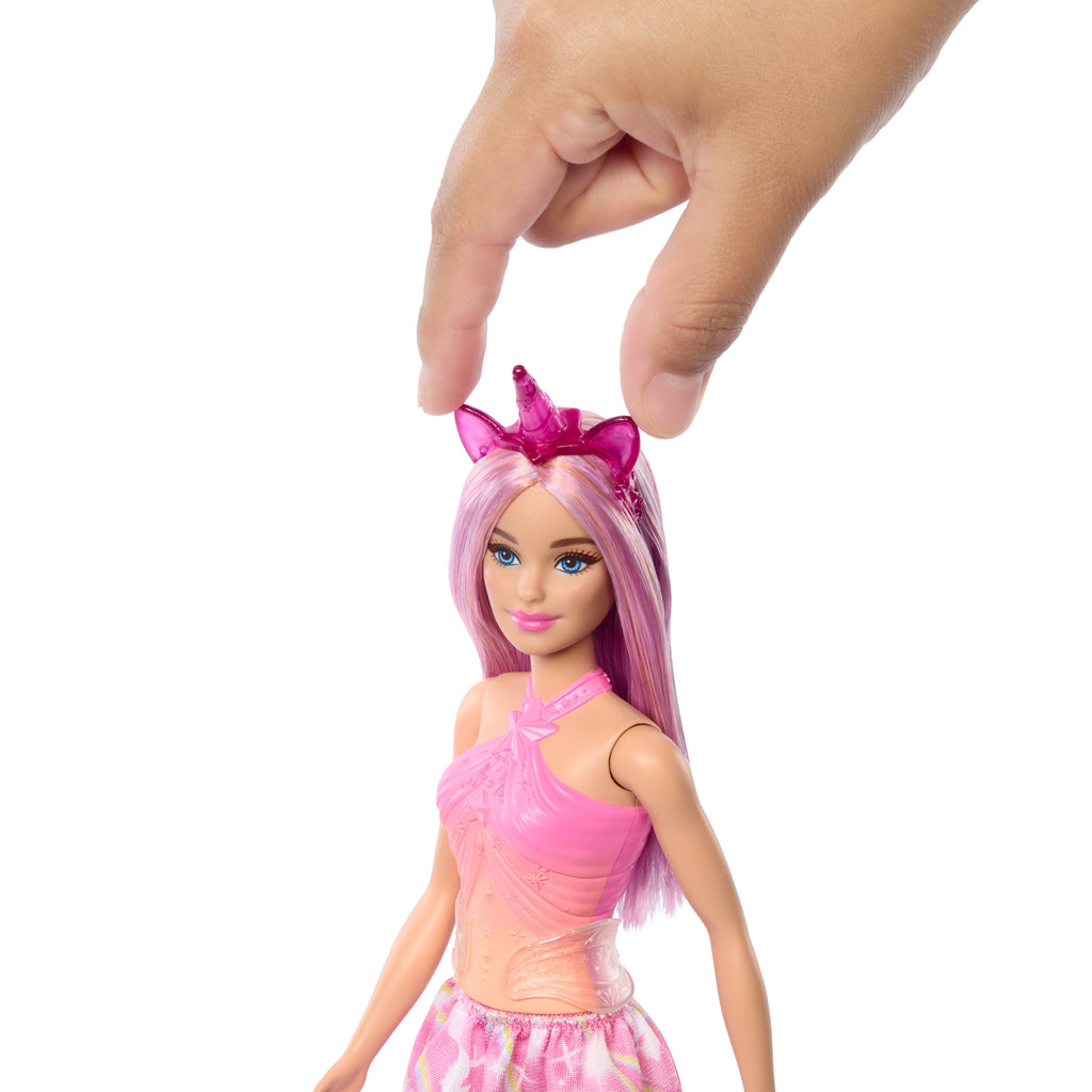 Pembe saçları, renkli kıyafetleri ve tek boynuzlu at temalı aksesuarları ile Barbie Tek Boynuzlu At Bebek
