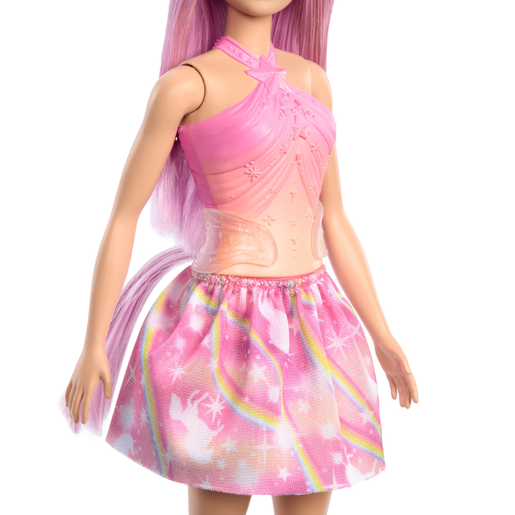 Pembe saçları, renkli kıyafetleri ve tek boynuzlu at temalı aksesuarları ile Barbie Tek Boynuzlu At Bebek