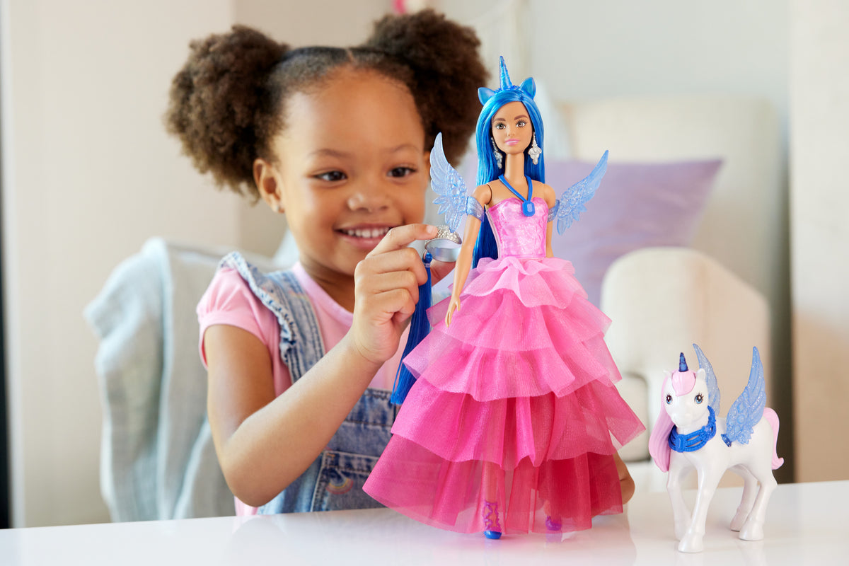 Barbie, 65. yıla özel, mavi saçlı, pembe elbiseli bebek ile hayvan dostu kanatlı tekboynuz