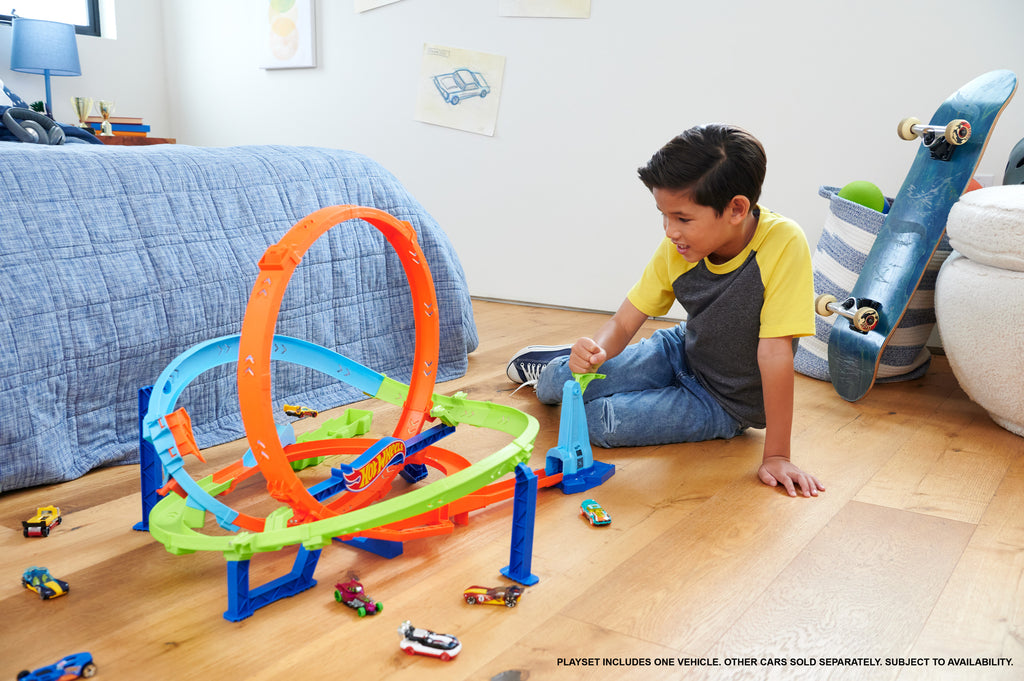 Hot Wheels Bumerang Çemberli Yarış Pisti, 1:64 ölçekli oyuncak araba, kolayca saklanabilir