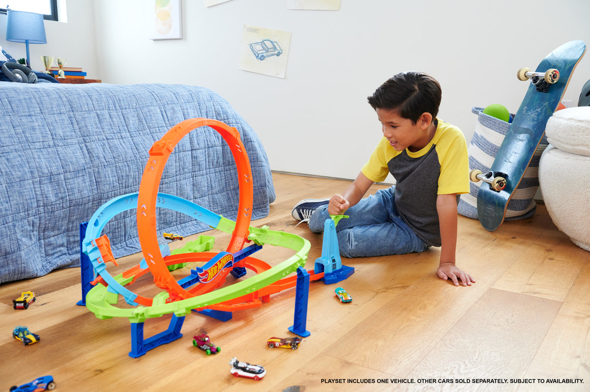 Hot Wheels Bumerang Çemberli Yarış Pisti, 1:64 ölçekli oyuncak araba, kolayca saklanabilir