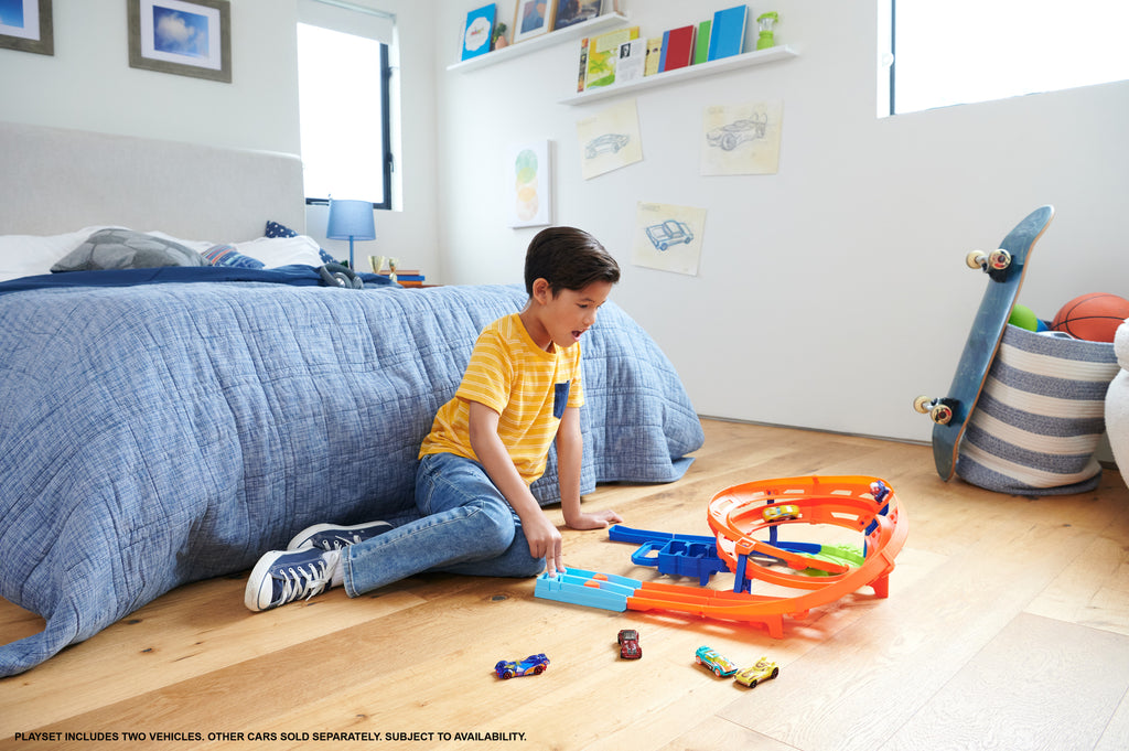 Hot Wheels İkili Yarış ve Akrobasi Pisti, 2 adet 1:64 ölçekli oyuncak araba, kolayca saklanabilir