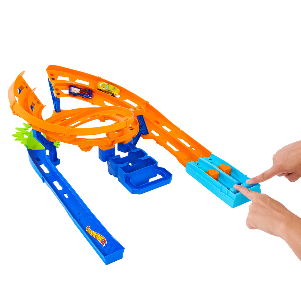 Hot Wheels İkili Yarış ve Akrobasi Pisti, 2 adet 1:64 ölçekli oyuncak araba, kolayca saklanabilir