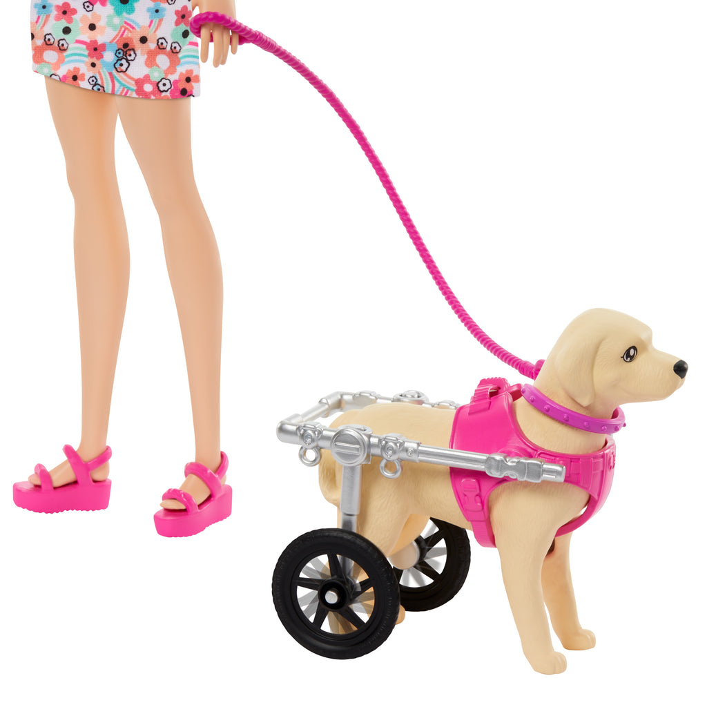Barbie bebek, yavru köpek figürü, yürüteçli köpek figürü ve evcil hayvan aksesuarları