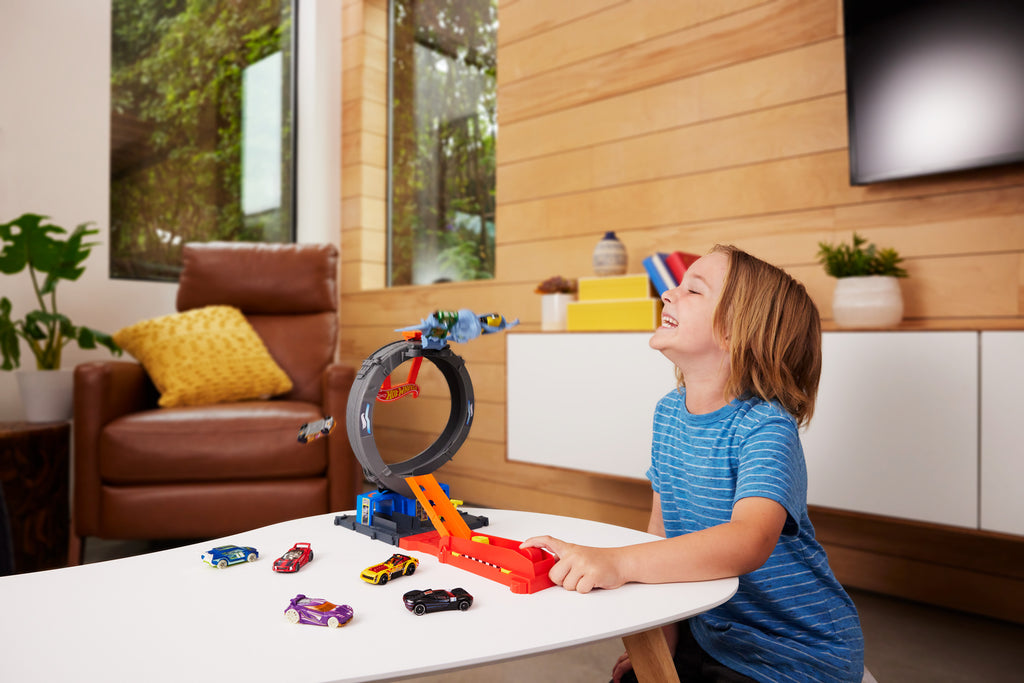 Hot Wheels® Bat Döngü Saldırı Oyun Seti ve 1:64 Ölçekli Oyuncak Araba