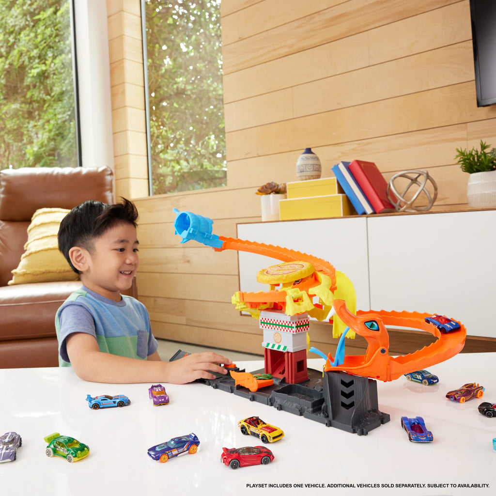 Hot Wheels Pizza Dükkanında Kobra Macerası Oyun Seti ve 1:64 ölçekli oyuncak araba