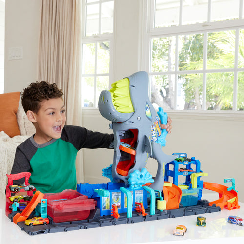1:64 ölçekte renk değiştiren oyuncak araba içeren Hot Wheels Şehri Muhteşem Köpek Balığı Araba Yıkama