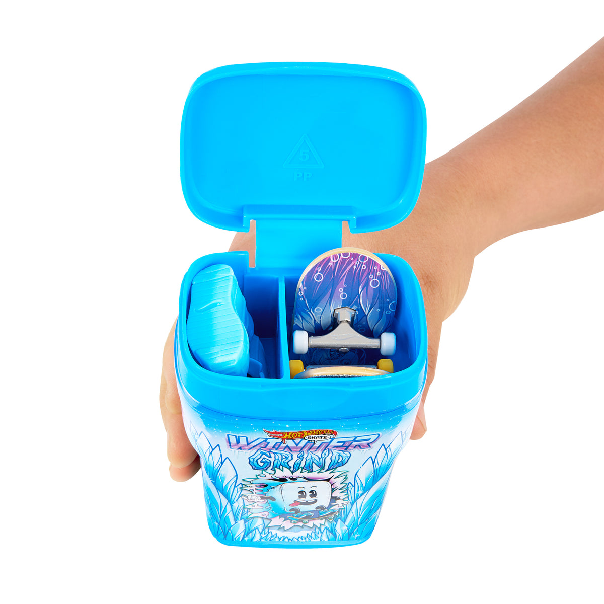 Saklama kutusunda 2 adet özel parmak kaykayı ve 1 çift çıkarılabilir kaykay ayakkabısı bulunan Hot Wheels Skate Aromalı Kutu