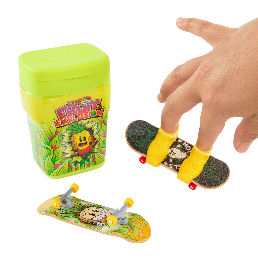 Saklama kutusunda 2 adet özel parmak kaykayı ve 1 çift çıkarılabilir kaykay ayakkabısı bulunan Hot Wheels Skate Aromalı Kutu