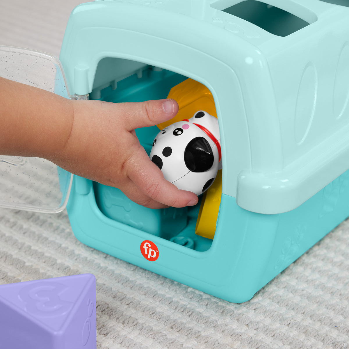 Fisher-Price Şirin Dostlar Hayvan Dostlarımın Çantası, bebekler ve yürüme çağındaki çocuklar için şekil eşleştirme oyuncağı, 8 blok