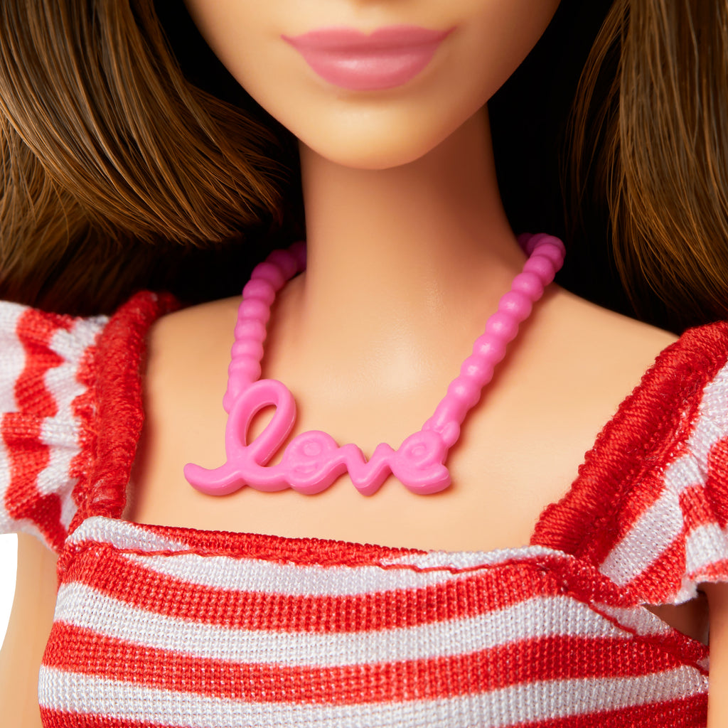 Barbie Dünyayı Geziyoruz Paris Macerası bebek seti, kıyafeti ve piknik aksesuarlarıyla kahverengi saçlı bebek