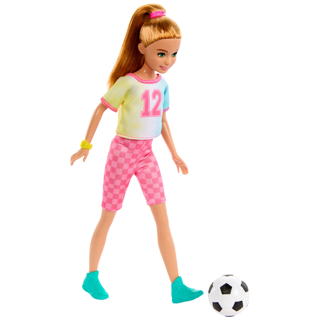 Kıyafetleri ve aksesuarlarıyla Barbie, Skipper, Stacie ve Chelsea'nin yer aldığı Barbie ve kız kardeşleri bebek seti