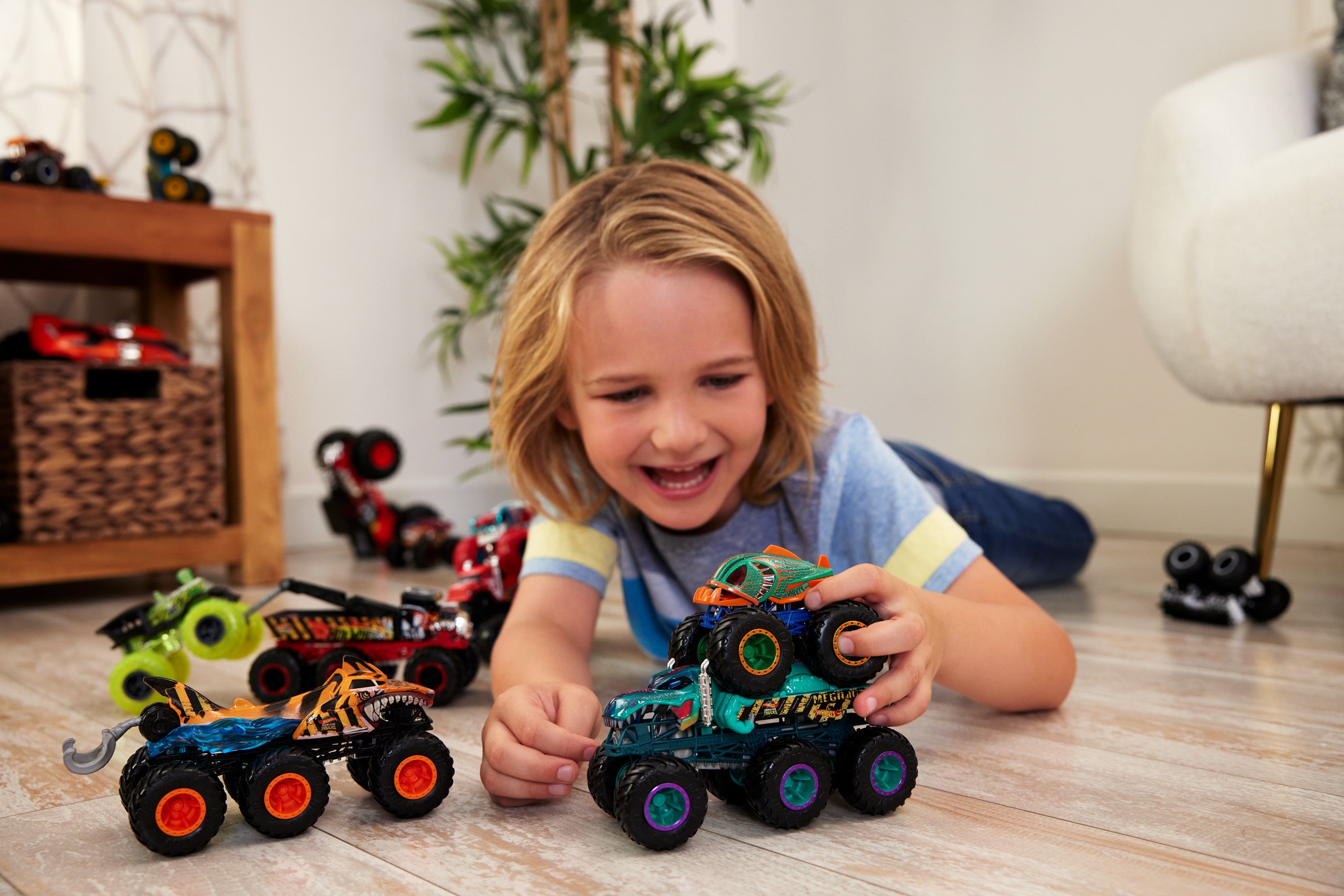 Hot Wheels Monster Trucks 1:64 Çekici Arabalar, 6 tekerlekli 1:64 ölçekli metal oyuncak tır (Stiller çeşitlilik gösterebilir.)