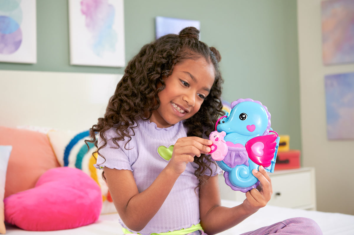 Polly Pocket Babam ve Ben denizatı çanta, 2 mikro bebek, evcil hayvanlar ve 13 aksesuar, 2'si 1 arada çanta ve oyuncak ile Shani