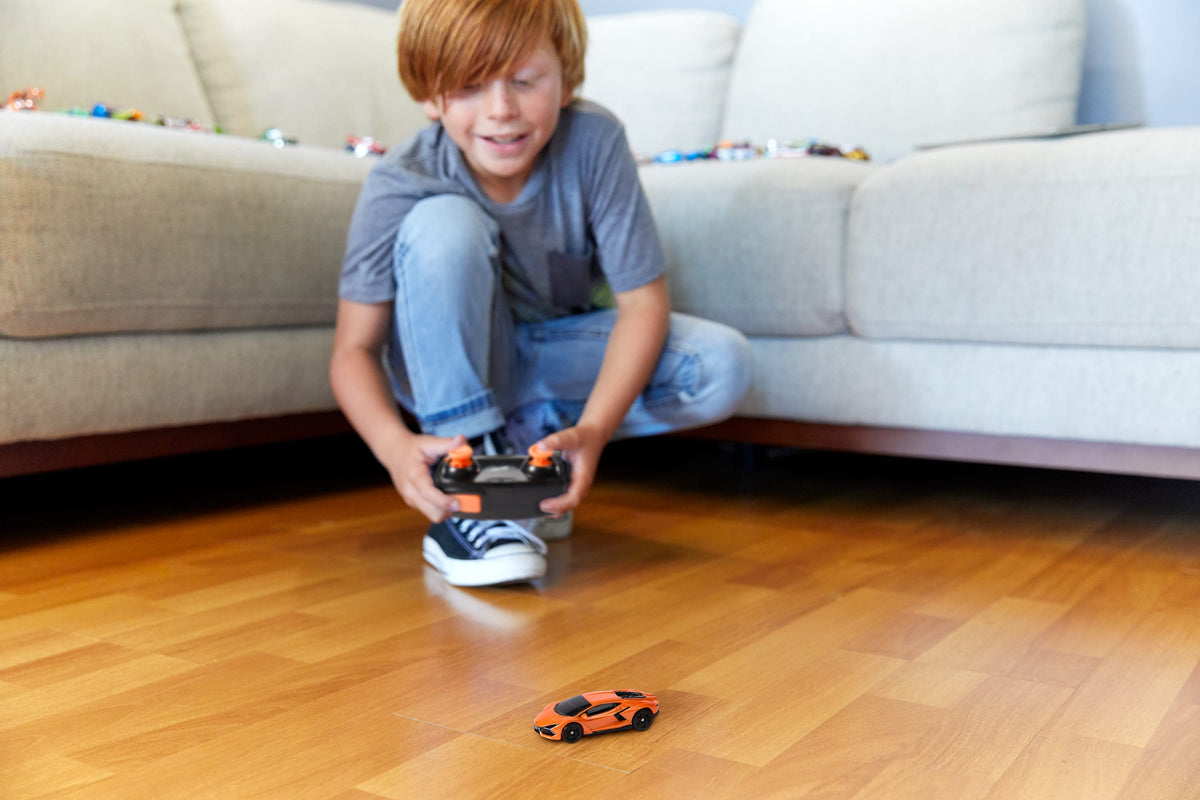 Pille çalışan uzaktan kumandalı ve şarj edilebilir 1:64 ölçekli Hot Wheels Lamborghini Revuelto