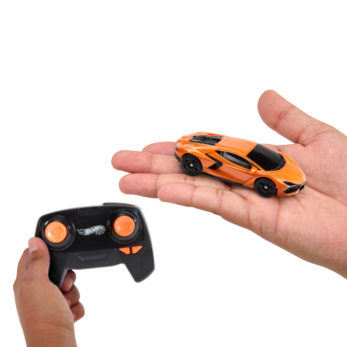 Pille çalışan uzaktan kumandalı ve şarj edilebilir 1:64 ölçekli Hot Wheels Lamborghini Revuelto