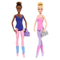2 balerin bebek, yedek kıyafet ve dans aksesuarları içeren Barbie Bale Odası seti