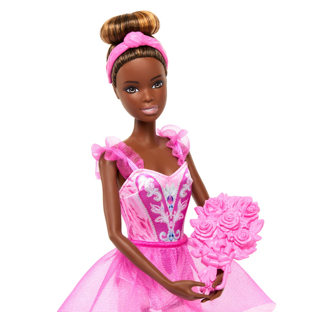 2 balerin bebek, yedek kıyafet ve dans aksesuarları içeren Barbie Bale Odası seti