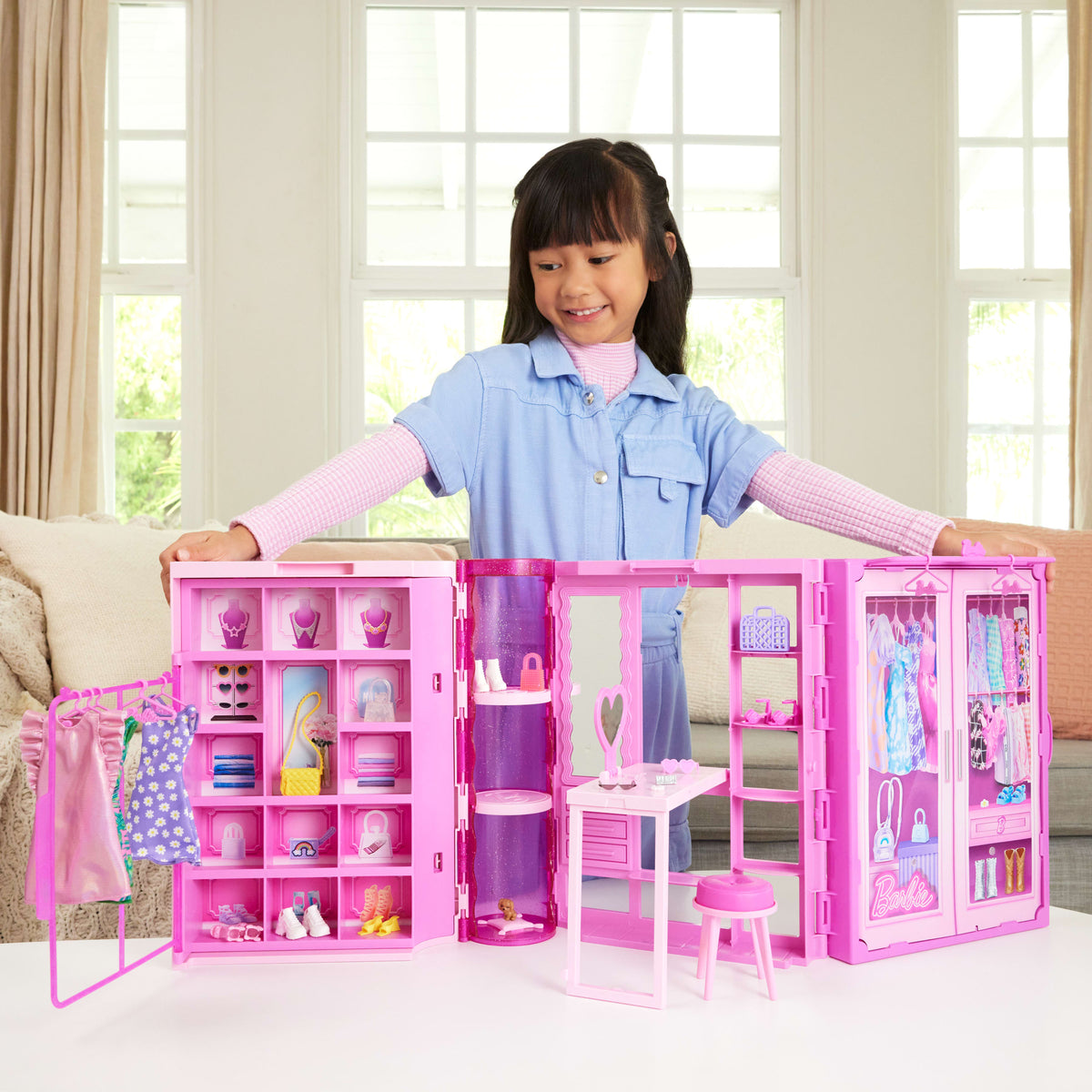 Bebek, kıyafetler, aksesuarlar ve 25'ten fazla parçayla 90 cm genişliğindeki Barbie'nin Rüya Gardrobu ve Bebek