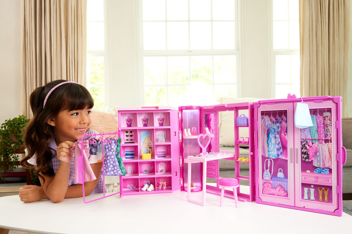 Kıyafetler, aksesuarlar ve 25'ten fazla parçayla 90 cm genişliğindeki Barbie'nin Rüya Gardırobu oyun seti