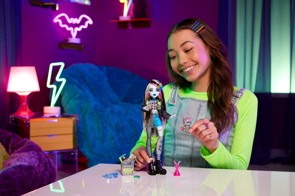 Evcil hayvanı Watzie ve aksesuarlarıyla Monster High Frankie Stein bebek