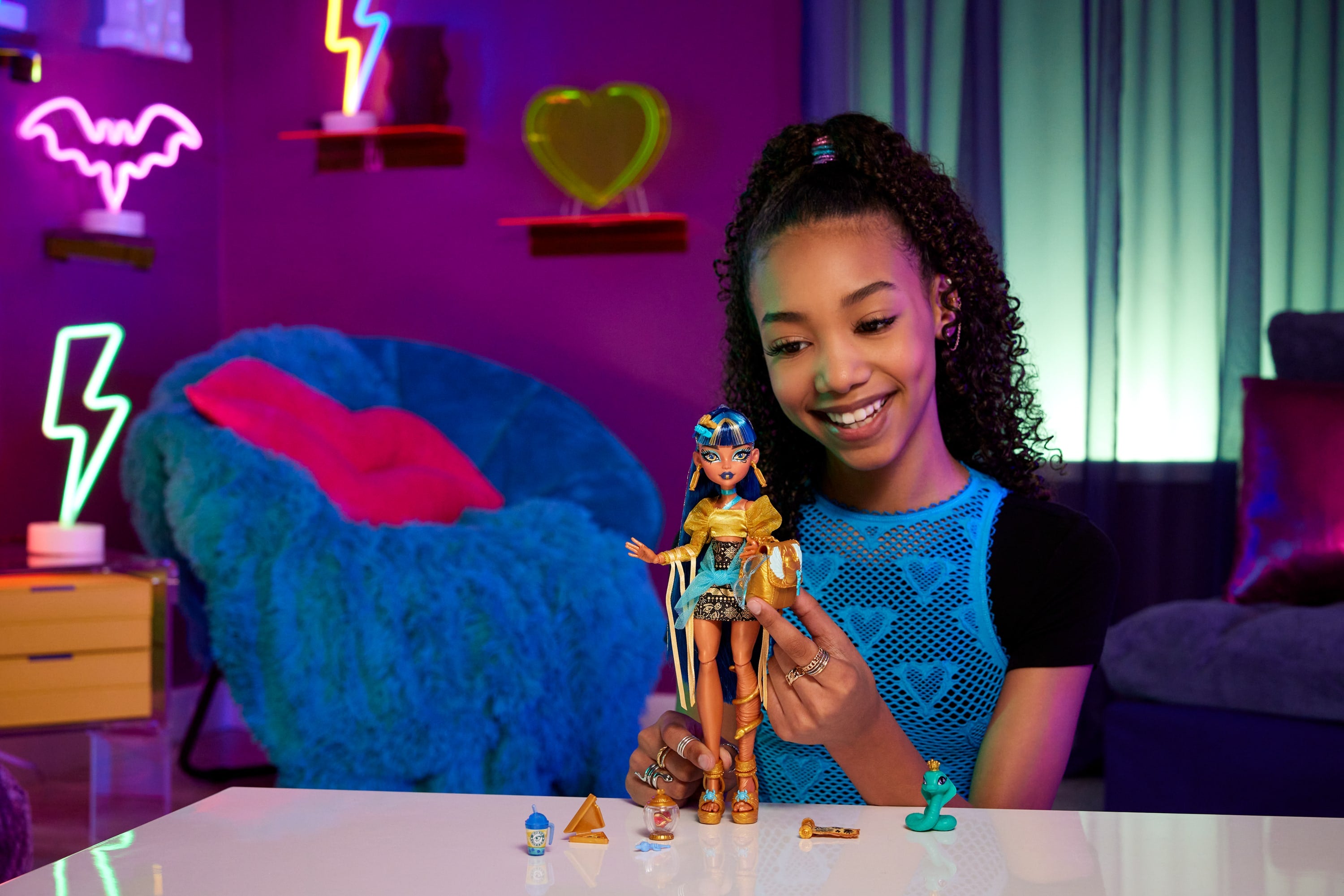 Evcil hayvanı Hissette ve aksesuarlarıyla Monster High Cleo De Nile bebek