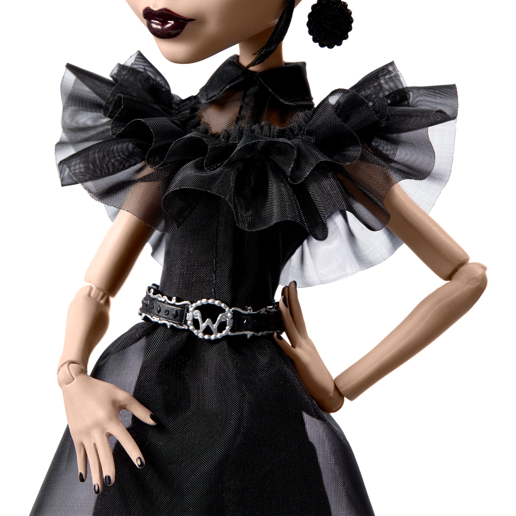 Monster High Wednesday koleksiyona uygun bebek; dans sahnesinden ilham alınarak tasarlanan siyah elbiseli Rave'N Wednesday