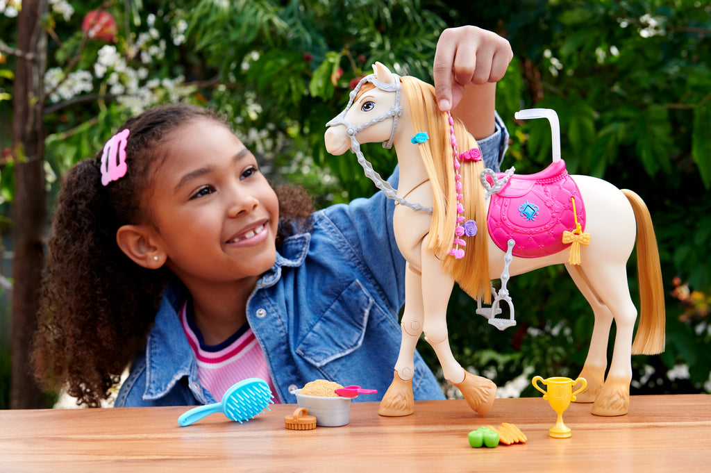 Barbie Gizemleri, Büyük At Kovalamacası ; sesler, müzikler ve aksesuarlara sahip etkileşimli oyuncak at