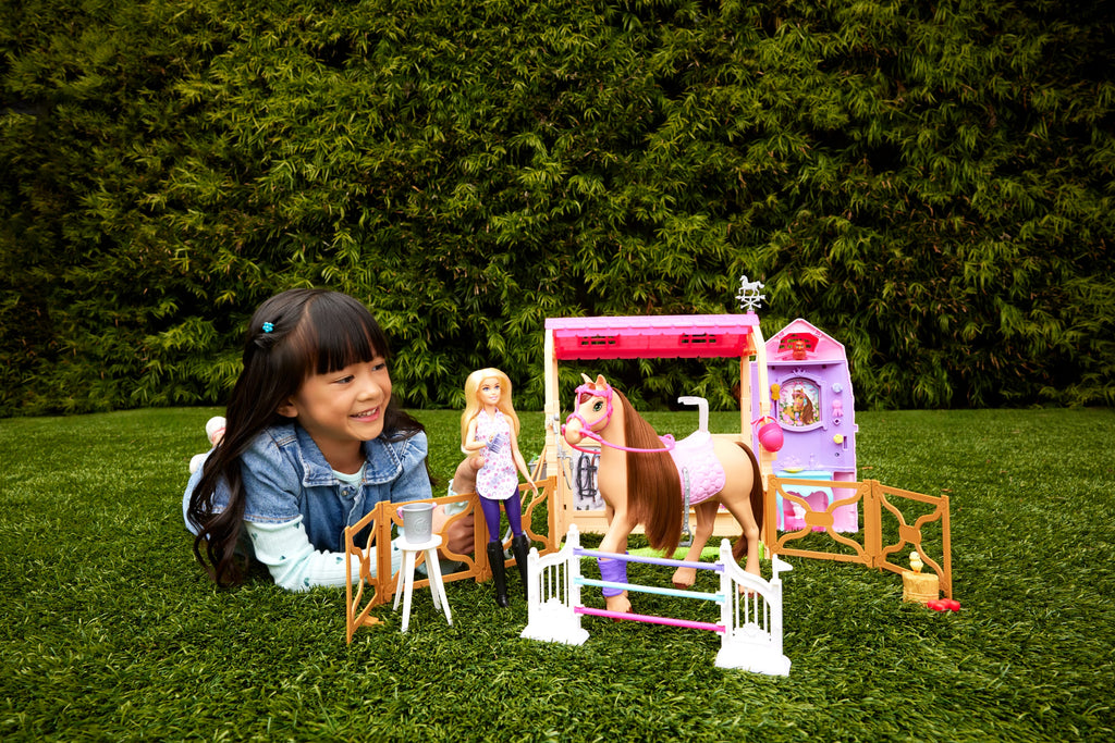 Barbie Mysteries: The Great Horse Chase ahır oyun seti, bebek, oyuncak at, aksesuarlar ve 25'ten fazla parça