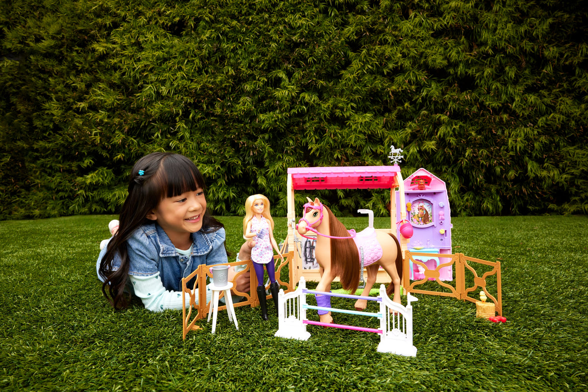 Barbie Mysteries: The Great Horse Chase ahır oyun seti, bebek, oyuncak at, aksesuarlar ve 25'ten fazla parça