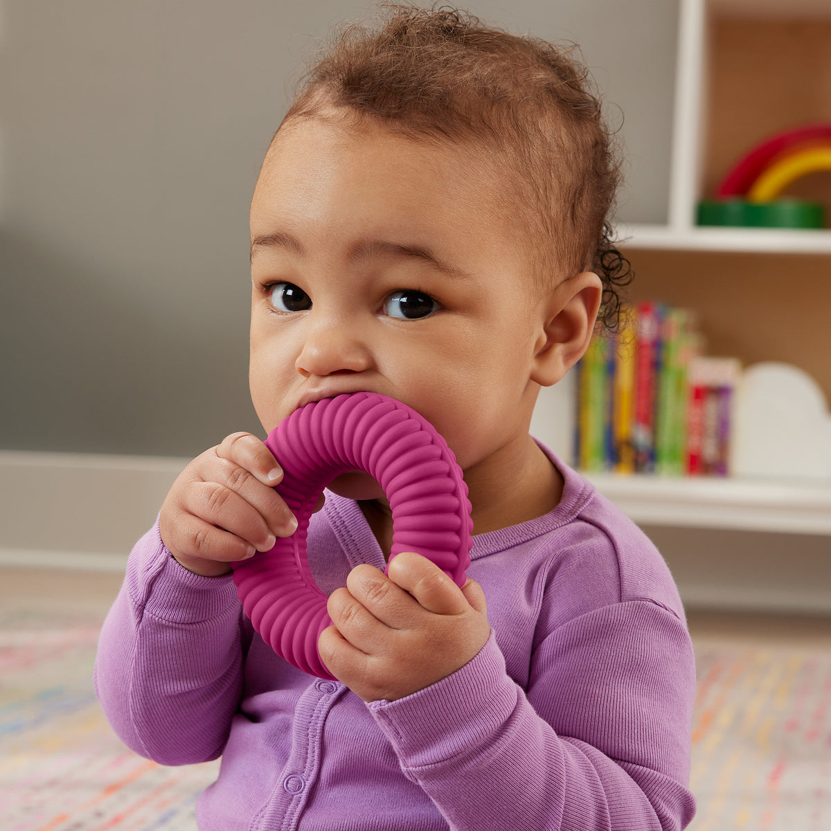 Devrilmez tabanlı Fisher-Price Duyusal Gelişimi Destekleyen Renkli Halkalar, bebekler için ince motor becerilerini geliştiren aktiviteler