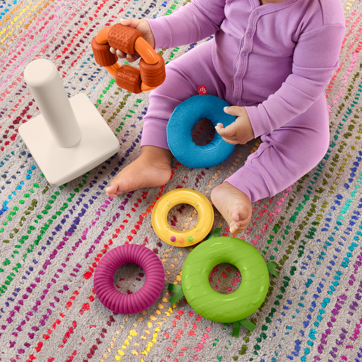 Devrilmez tabanlı Fisher-Price Duyusal Gelişimi Destekleyen Renkli Halkalar, bebekler için ince motor becerilerini geliştiren aktiviteler