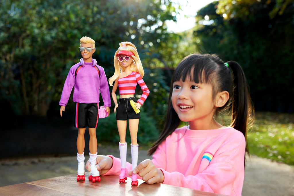 Barbie &amp; Ken 65. Yıl 2'li Parti Bebekler ve 6 aksesuarlı set, paten teması, 65. yıl dönümü