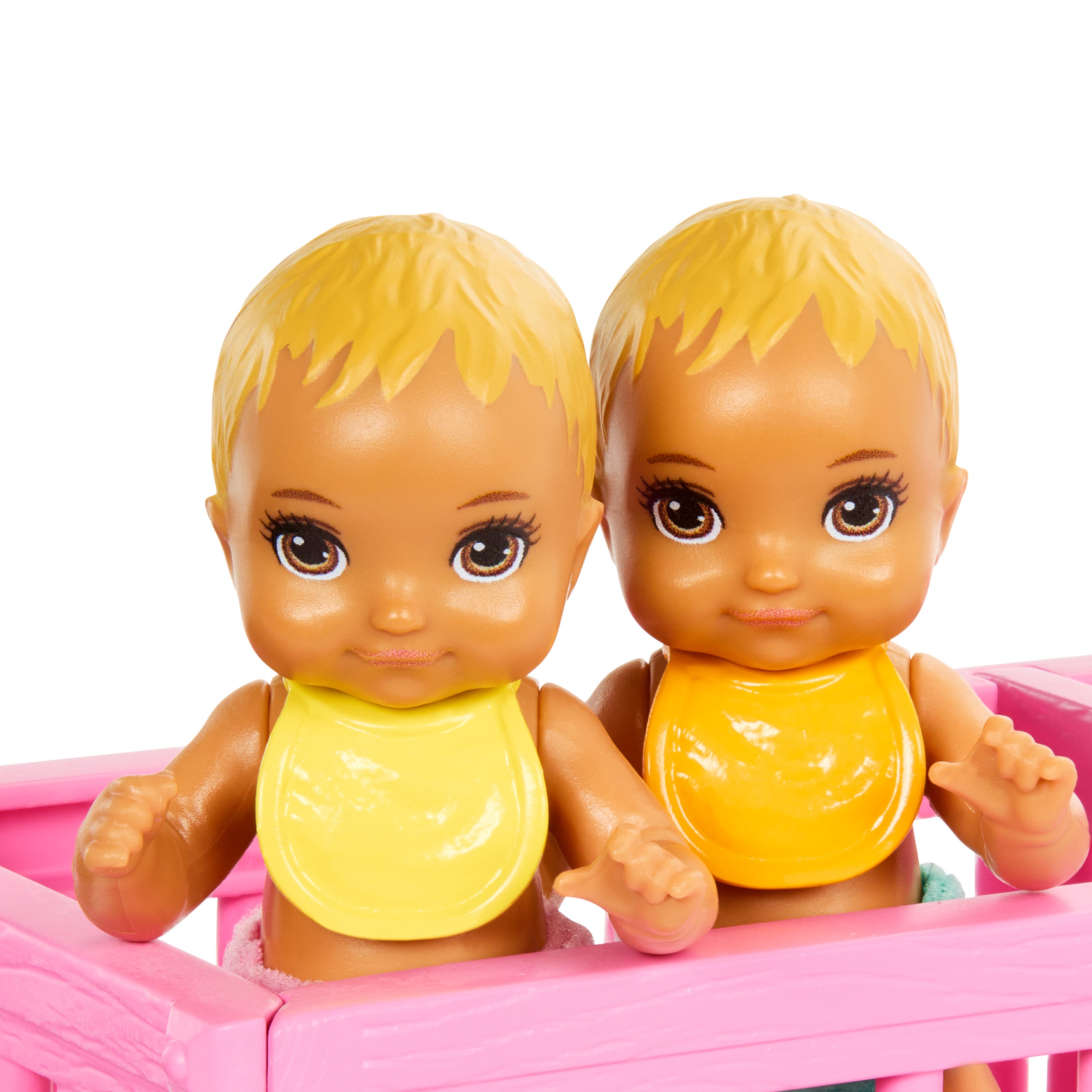 Barbie Skipper İkiz Bebekler Bakımı Oyun Seti, ikiz bebek odası oyun seti ve aksesuarlar