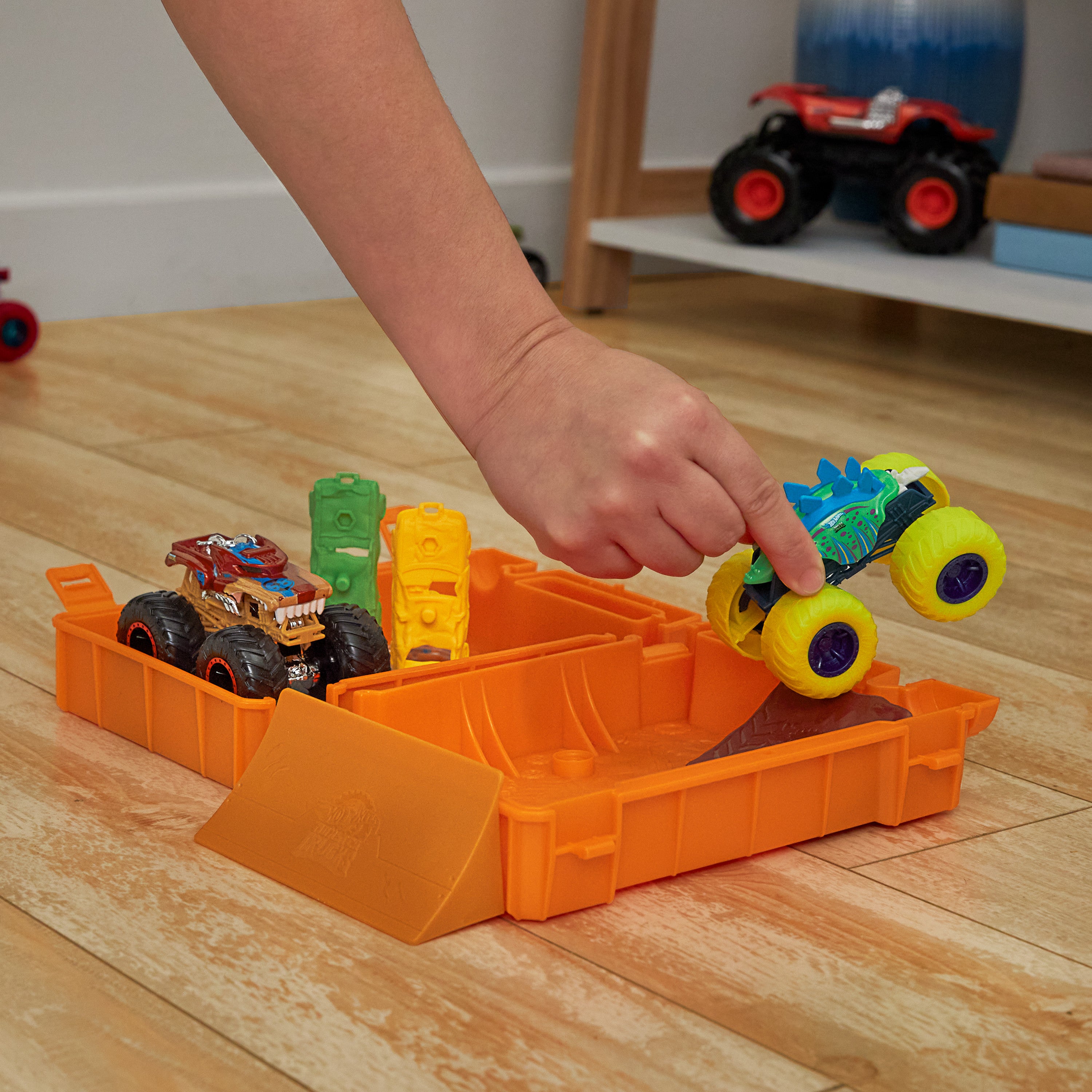 1:64 ölçekli Motosaurus oyuncak araç ve ezilmiş 2 araba bulunan Hot Wheels Monster Trucks Taşınabilir Oyun Seti