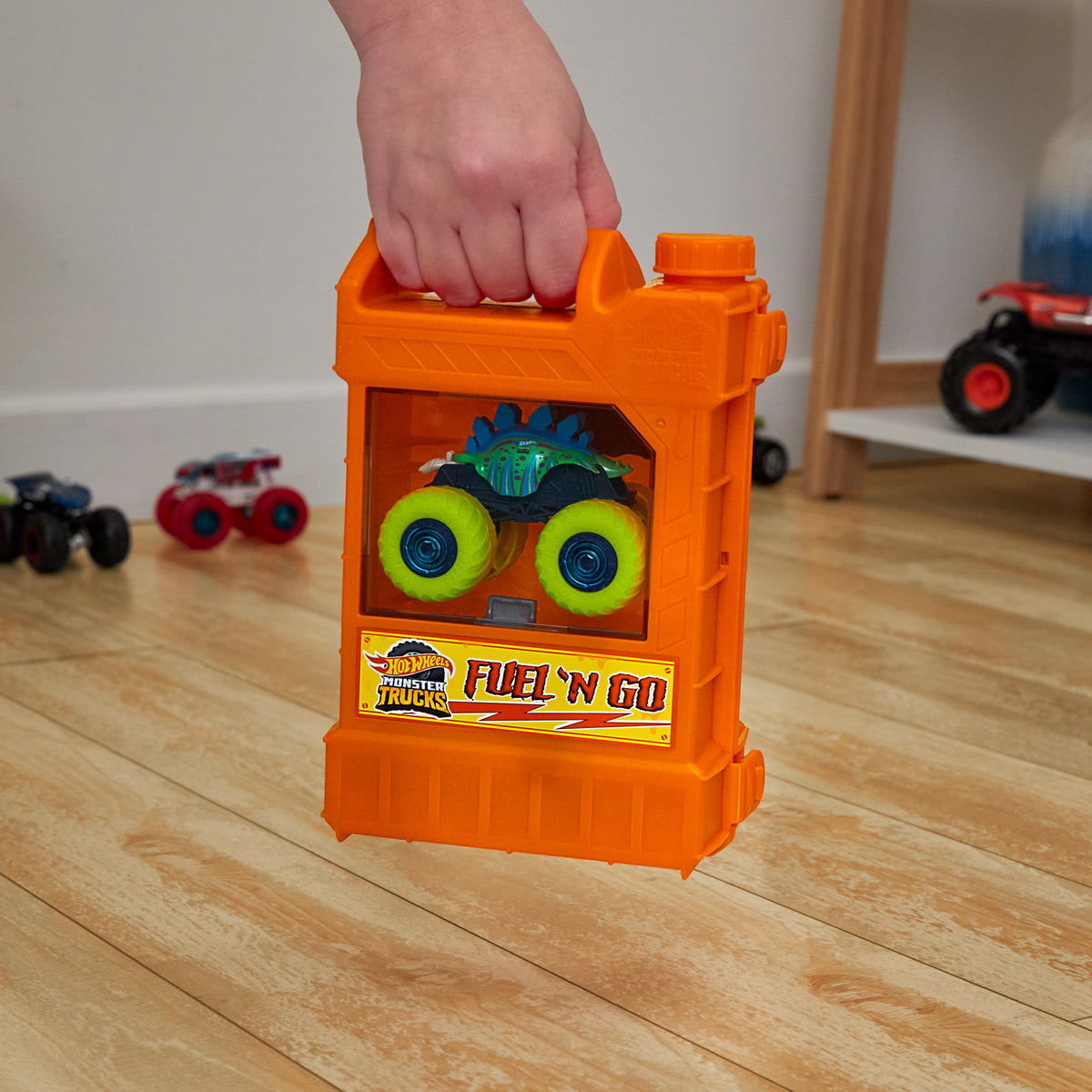 1:64 ölçekli Motosaurus oyuncak araç ve ezilmiş 2 araba bulunan Hot Wheels Monster Trucks Taşınabilir Oyun Seti