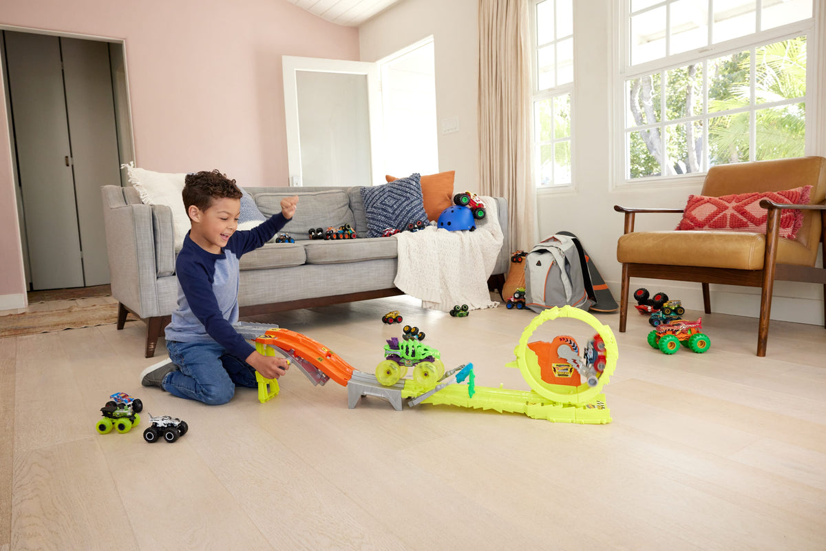 Devasa Skelesaurus, 1:64 ölçekli Bone Shaker ve 2 ezilmiş araba ile Hot Wheels Monster Trucks Power Smashers Oyun Seti