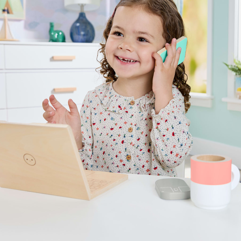 Çocuklar için ahşap dizüstü bilgisayarıyla ofis temalı canlandırma oyunlarına ilham veren 9 parça Fisher-Price Ahşap Ev Seti