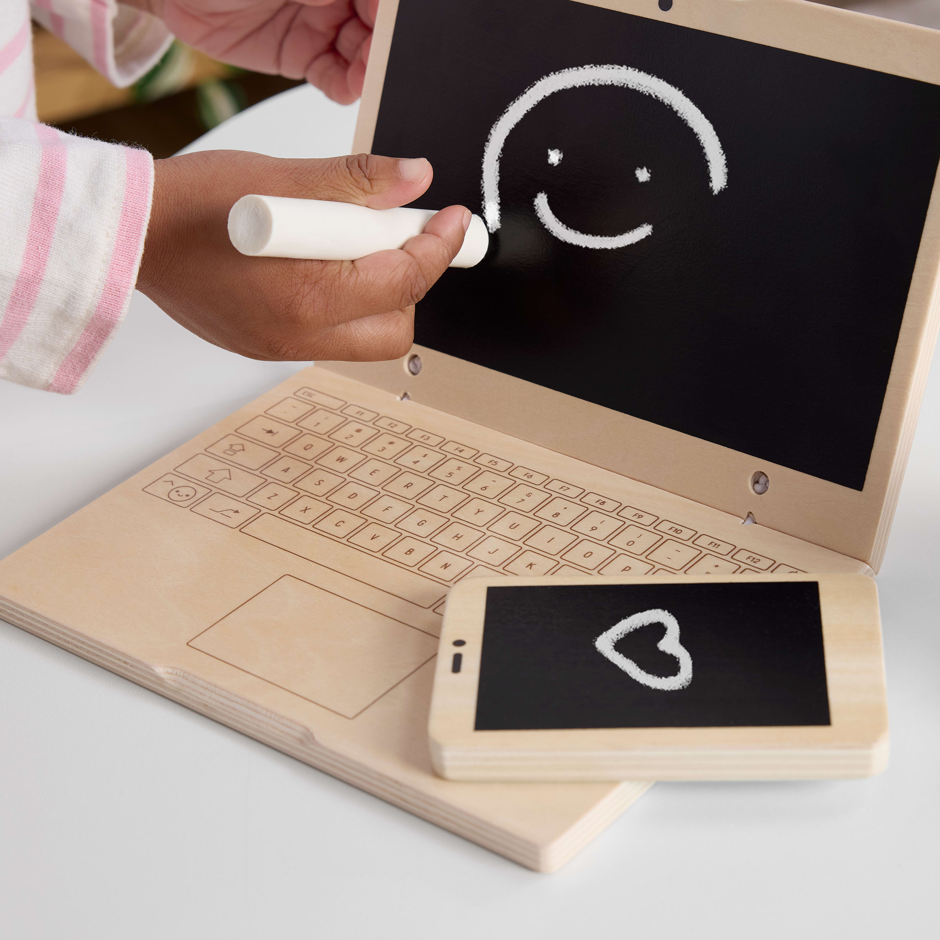 Çocuklar için ahşap dizüstü bilgisayarıyla ofis temalı canlandırma oyunlarına ilham veren 9 parça Fisher-Price Ahşap Ev Seti