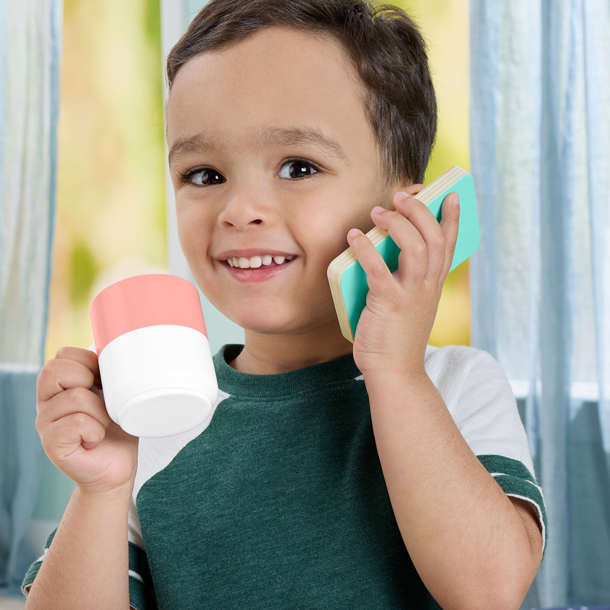 Çocuklar için ahşap dizüstü bilgisayarıyla ofis temalı canlandırma oyunlarına ilham veren 9 parça Fisher-Price Ahşap Ev Seti