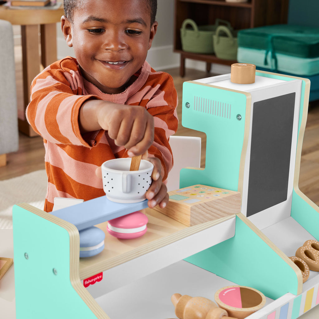 Okul öncesi çağdaki çocuklar için 20 ahşap parçadan oluşan Fisher-Price Ahşap Kahve Dükkanı Seti