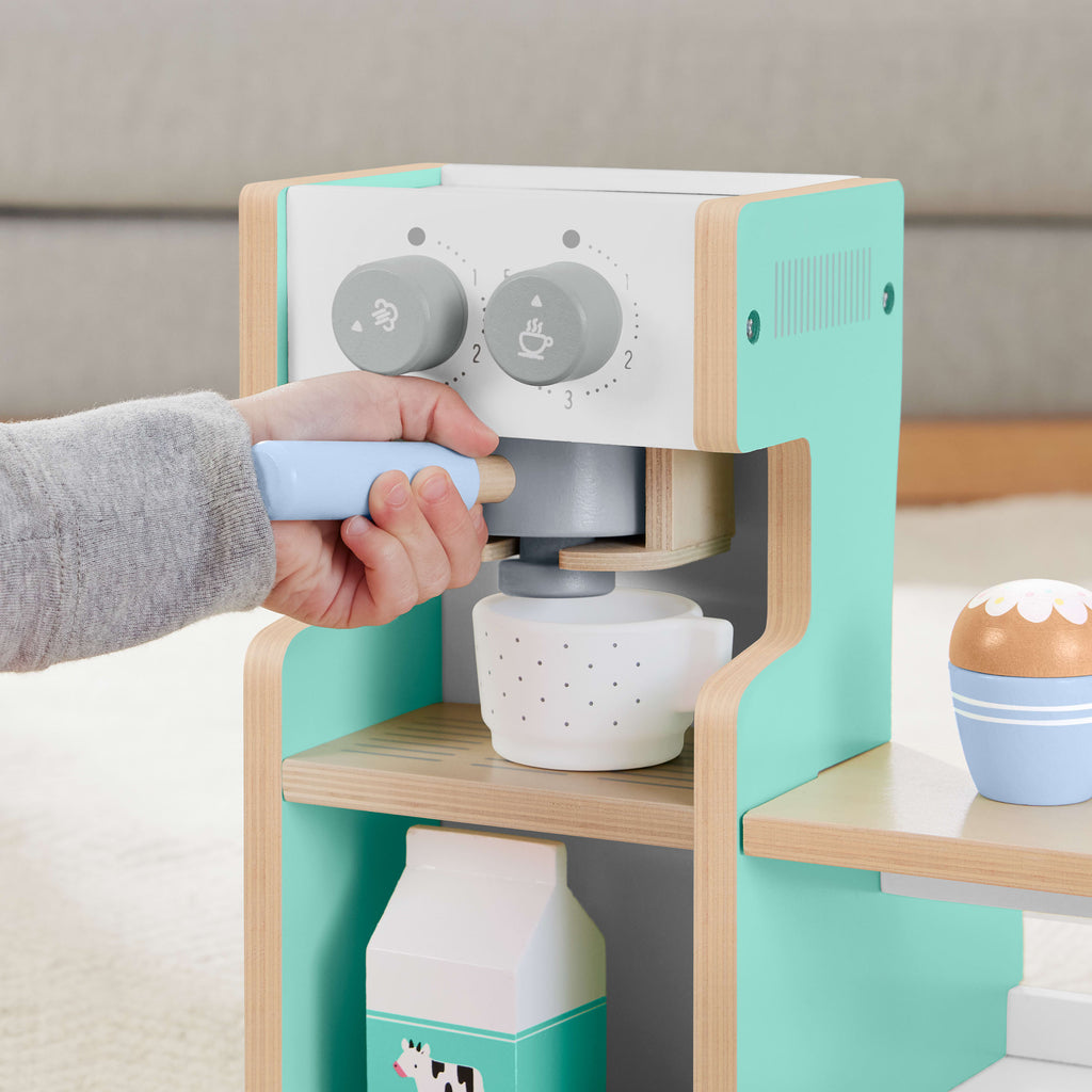 Okul öncesi çağdaki çocuklar için 20 ahşap parçadan oluşan Fisher-Price Ahşap Kahve Dükkanı Seti