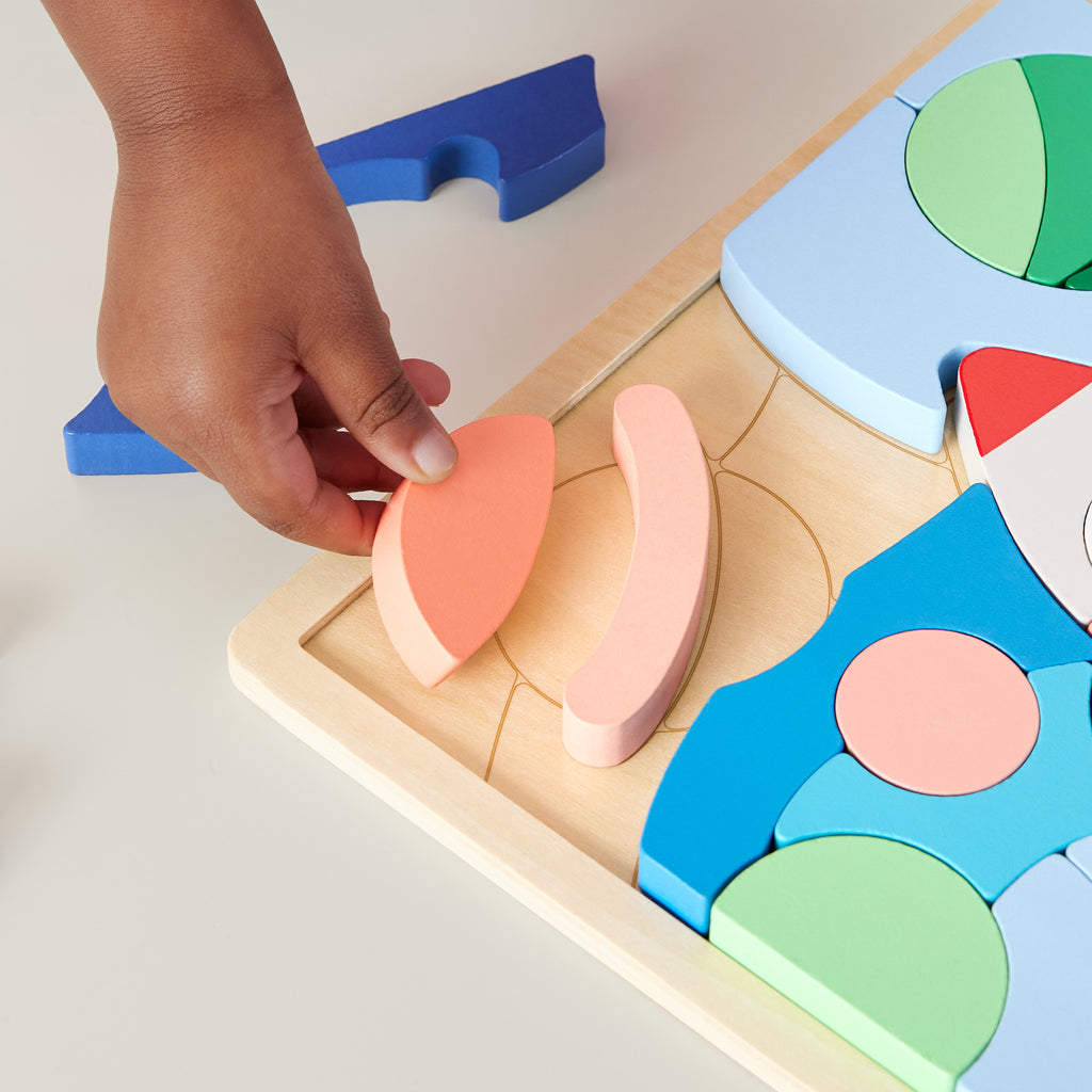 Okul öncesi çağdaki çocuklar için 42 ahşap parçadan oluşan Fisher-Price® Uzay Temalı Ahşap Yapboz Blokları