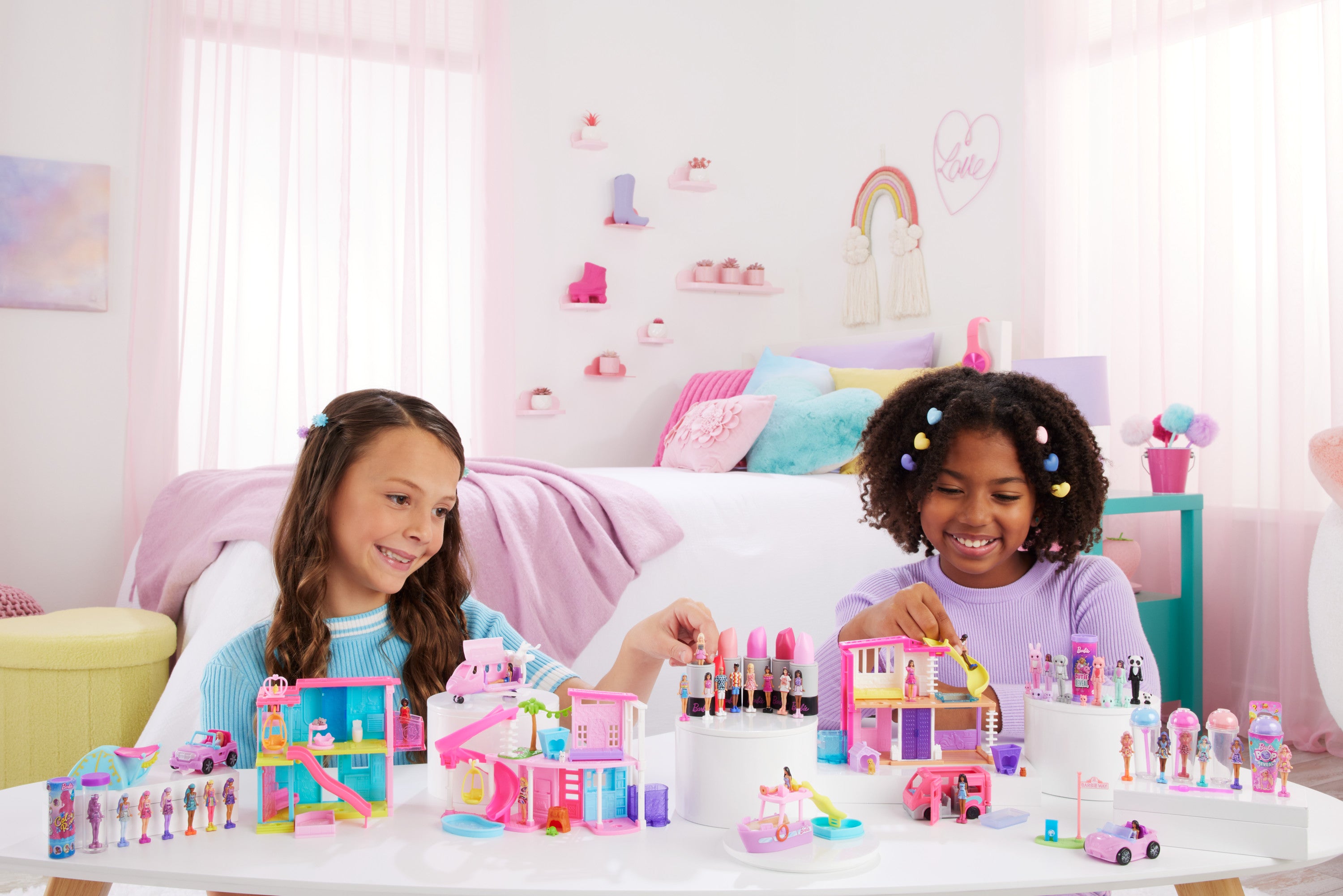 Mini Barbieland Araçlar, 4 cm bebek ve ikonik oyuncak araç (Stiller çeşitlilik gösterebilir)