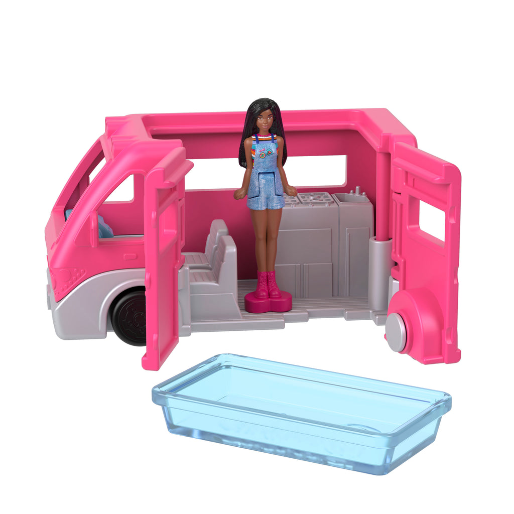 Mini Barbieland Araçlar, 4 cm bebek ve ikonik oyuncak araç (Stiller çeşitlilik gösterebilir)