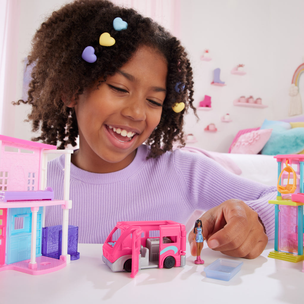 Barbie Mini BarbieLand bebek ve araç seti, 4 cm bebek ile renk değiştiren havuzuyla Rüya Karavanı