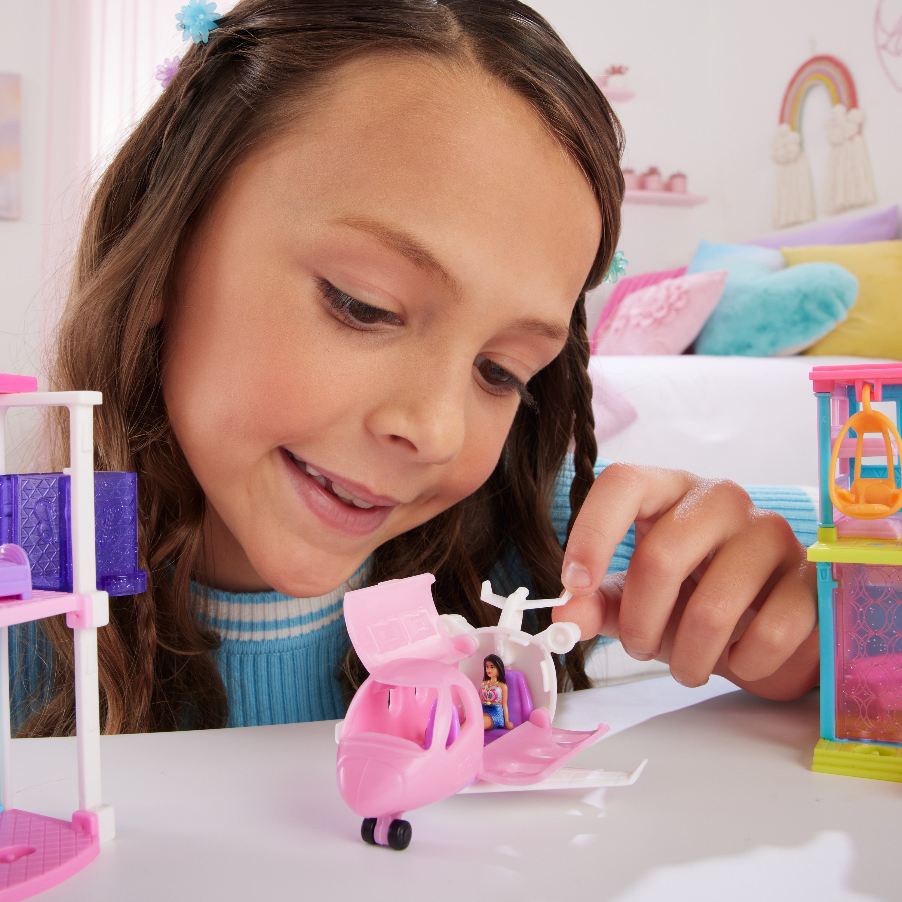 Barbie Mini BarbieLand bebek ve araç seti, 4 cm bebek ile renk değiştiren Rüya Uçağı