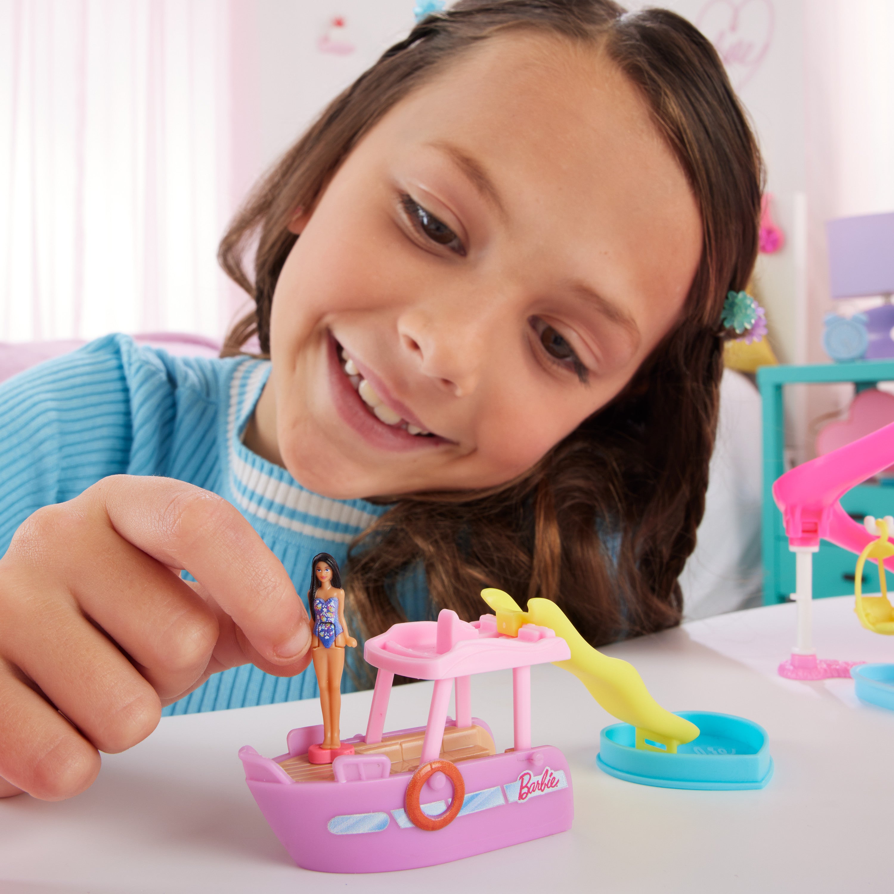 Barbie Mini BarbieLand bebek ve araç seti, 4 cm bebek ile renk değiştiren Rüya Teknesi